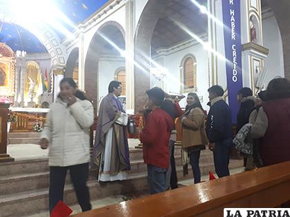 Padre Noé Eliecer Lefiman, celebrando la misa la Misa de Gallo, en el Santuario de la Virgen del Socavón/ LA PATRIA