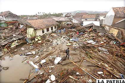 Continúa el trabajo de equipos de emergencia en procura de encontrar supervivientes en Indonesia, tras el tsunami/ultimahora.com