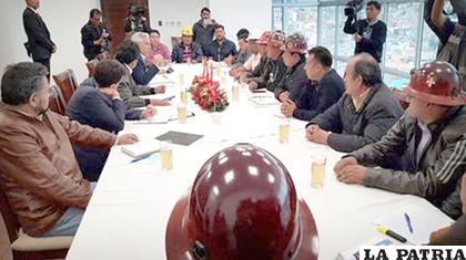 Una de las varias reuniones que tuvo el gobierno con los dirigentes de la COB /BoliviaTv