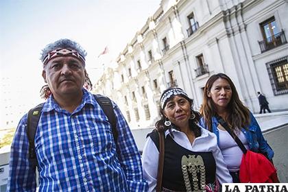 Ricardo Inalef (izq), Juana Hueraman Maripán (centro) y Angélica López (der), representantes de la Coordinación Mapuche de Santiago /ES.NOTICIA.YAHOO.COM