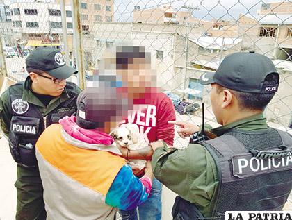 Los funcionarios policiales realizaron el rescate de cachorros que se encontraban en pésimas condiciones