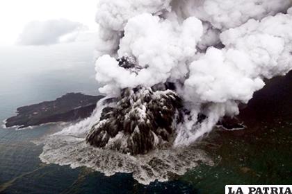 Vista aérea del volcán Anak Krakatau durante la erupción en el estrecho de Sunda en Lampung, Indonesia
/lapatilla.com
