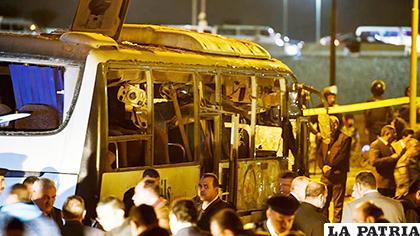 Estado del autobús tras el atentado que cobró la vida de cuatro personas / emol.cl