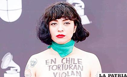 La artista chilena acusó a los uniformados de participar en los incendios del metro de Santiago /EL NUEVO DIARIO
