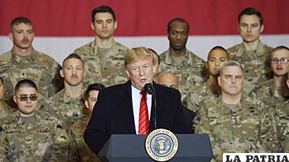 Presidente Donald Trump con las tropas en el Día de Acción de Gracias /AFP
