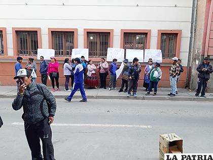 Las víctimas esperaban afuera del Ministerio Público /LA PATRIA