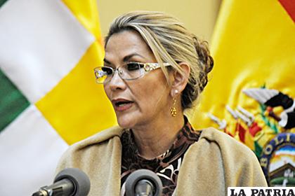 La presidente interina boliviana, Jeanine Ánez