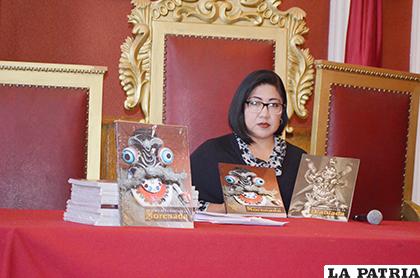 Zobeida Ledo presentó libros de importancia para el Carnaval /LA PATRIA
