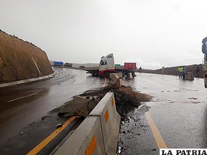 Vehículos ocasionaron algunos daños en las vías a consecuencia de lluvias y granizada /ABC