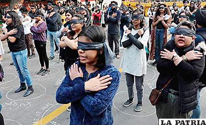 Mujeres se reunieron en Nueva Delhi para replicar la coreografía chilena 