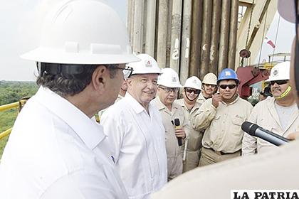 El presidente mexicano, López Obrador supervisando el campo petrolífero de Quesqui /debate.com.mx
