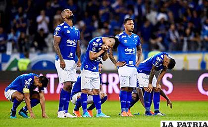 Jugadores del Cruzeiro tras la derrota y el descenso de categoría /estadiodeportivo.com