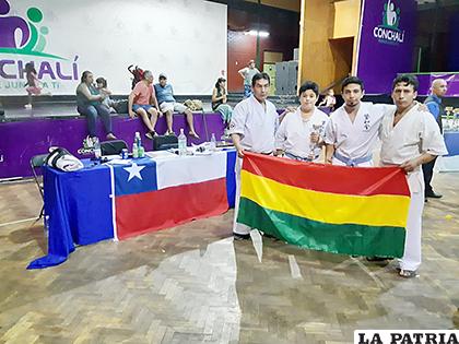 Orgullosos posan con la tricolor boliviana