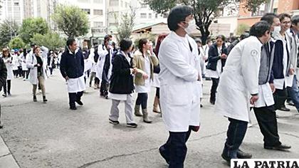 Médicos amenazan con salir a las calles en rechazo al proyecto de Ley de Garantías, propuesto por el MAS /hoybolivia.com
