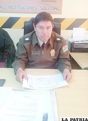 Sargento Alarcón muestra la ruta del Primer Convite /LA PATRIA 
