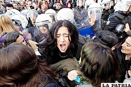 La policía dispersó ayer una manifestación en la que unas 300 mujeres interpretaron en turco y en español la canción del grupo chileno Las Tesis /EL MUNDO
