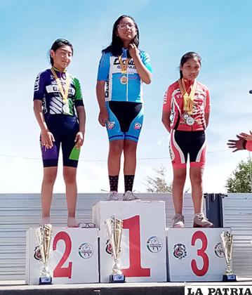 Los ciclistas orureños subieron al podio en algunas categorías 
/cortesía Mary Hinojoza

