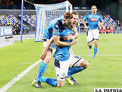 Napoli, no tuvo problemas para superar a KRC Henk 4-0 /spotcdn.com
