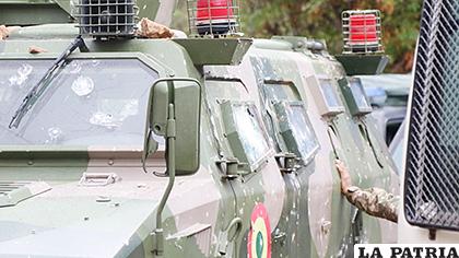 Los vehículos del Ejército recibieron impactos de armas de fuego /Opinión Bolivia
