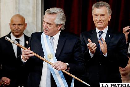 Fernández recibió el bastón de mando de manos del presidente saliente, Mauricio Macri /AP