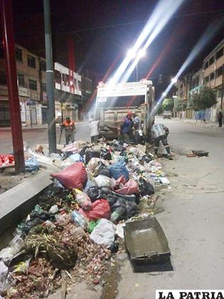 Momento en el que personal de EMAO recogía la basura en cercanías del mercado Max Fernández /EMAO
