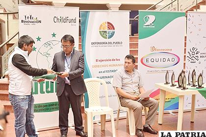 Entrega del manifiesto de jóvenes al Defensor del Pueblo en Oruro /LA PATRIA
