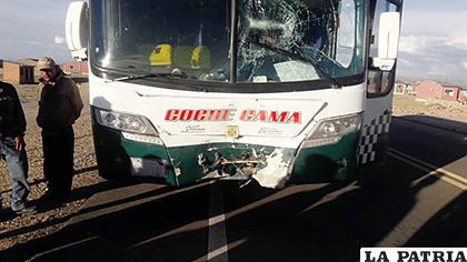 La parte delantera del bus quedó afectada /LA PATRIA