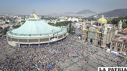 Los fieles se arremolinan en la entrada a la Basílica de Guadalupe, en México /O. SÁNCHEZ