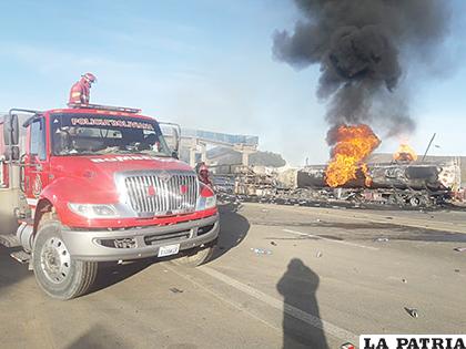 El instante en que el personal de bomberos arribó al lugar del siniestro  /LA PATRIA
