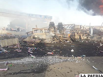 El camión quedó totalmente incinerado  /LA PATRIA
