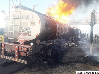 El camión cisterna también resultó afectado  /LA PATRIA
