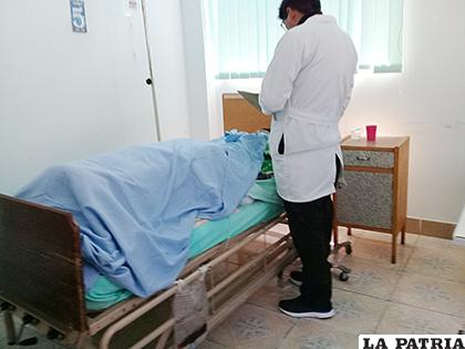 El herido siendo atendido en el Hospital General  /HOSP. GRAL
