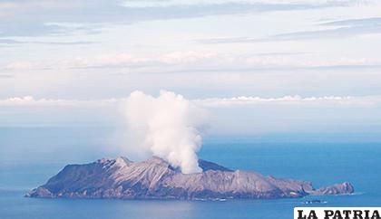El volcán Whakaari continúa lanzando humo al aire/LA PRENSA