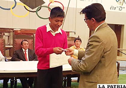 DDEO entregó los certificados y los directores de unidades educativas los mil bolivianos /LA PATRIA