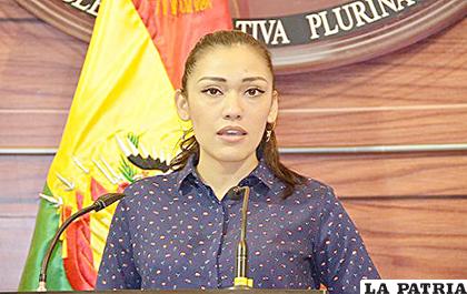 La expresidente de la Cámara de Senadores de Bolivia, Adriana Salvatierra /RESUMEN LA
