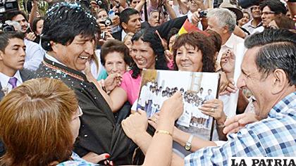 Los antiguos compañeros de escuela del expresidente boliviano lo saludaron en 2014 /ABI
