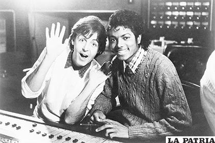 Paul McCartney y Michael Jackson en el estudio en 1983. De ser amigos y compañeros de dueto hasta en dos ocasiones pasaron a competir por los derechos editoriales de las canciones de los Beatles a cambio de millones de dólares /Getty Images

