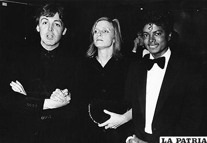 Paul McCartney posa con su esposa Linda y Michael Jackson en la gala de los premios BRIT en Londres, el 16 de febrero de 1983 /Getty Images
