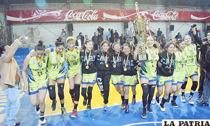 La tradicional vuelta olímpica con el trofeo de campeón /Reynaldo Bellota /LA PATRIA
