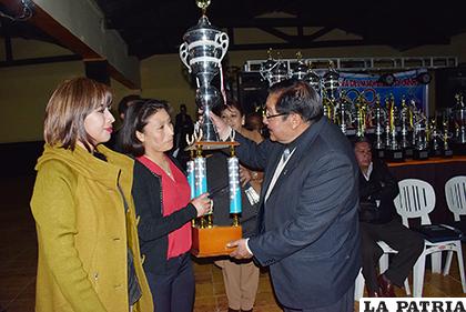 Porfirio Hurtado (derecha) entregando la Copa a los primeros lugares /Reynaldo Bellota /LA PATRIA