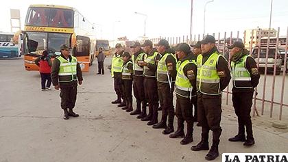 El personal policial en la Estación de Autobuses Oruro /LA PATRIA
