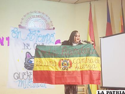 La activista María Galindo instó a mujeres a defender sus ideales y expresarse /LA PATRIA

