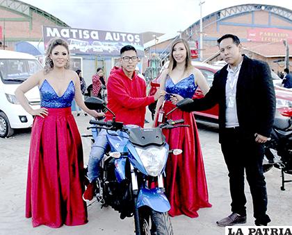 La familia Gutiérrez celebró la compra de la motocicleta /LA PATRIA
