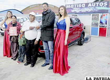 Con alegría, la señora Hilda y su familia reciben las llaves de su automóvil /LA PATRIA
