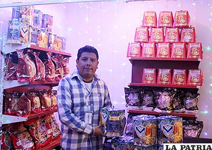 Cristian Téllez invita a apoyar al club San José, adquiriendo su panetón navideño /LA PATRIA
