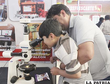Niños se dieron formas para ver minerales a través de una lupa de gran escala /LA PATRIA
