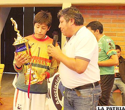 Brandon Oria de Leones con el trofeo al segundo lugar 
/Carla Herrera /LA PATRIA