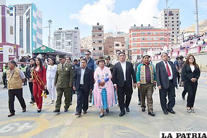 Autoridades presentes desde el inicio de la entrada