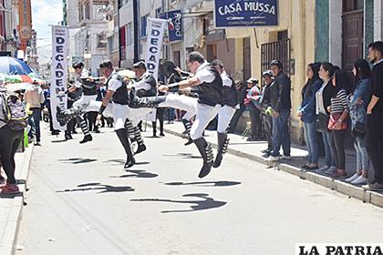 Acrobáticos Caporales Centralistas 
