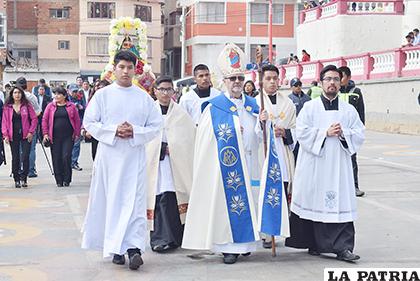 Monseñor Bialasik bendijo todo el recorrido del Primer Convite